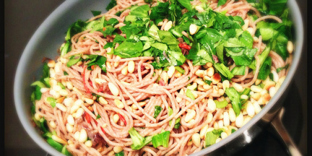 [Gezond Recept] Spelt Spaghetti met Rode Ui, Ansjovis, Pepers en Veldsla